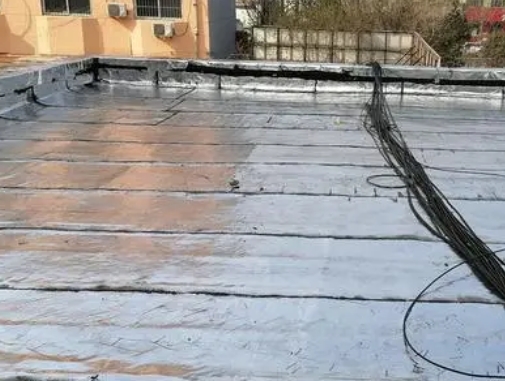 友谊卫生间漏水维修公司分享下友谊屋面楼顶防水刚性防水层施工要点。
